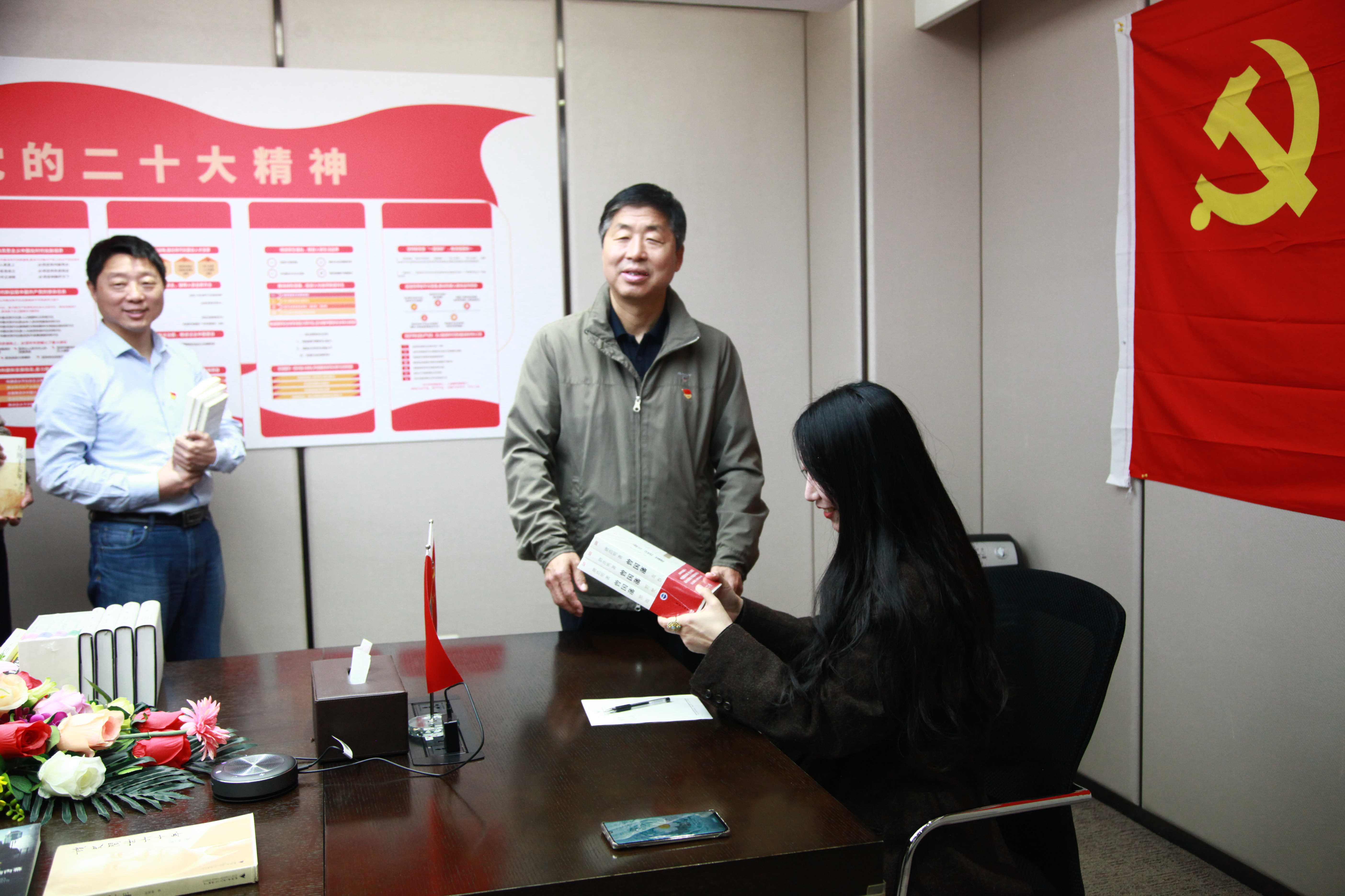 爱心献学校 共享读书情