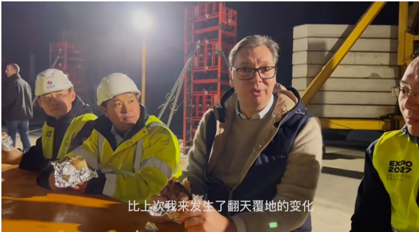 武契奇深夜来到工地,为电建员工送夜宵