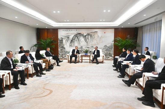 王斌与中国机电商会党委书记、会长张钰晶举行会谈